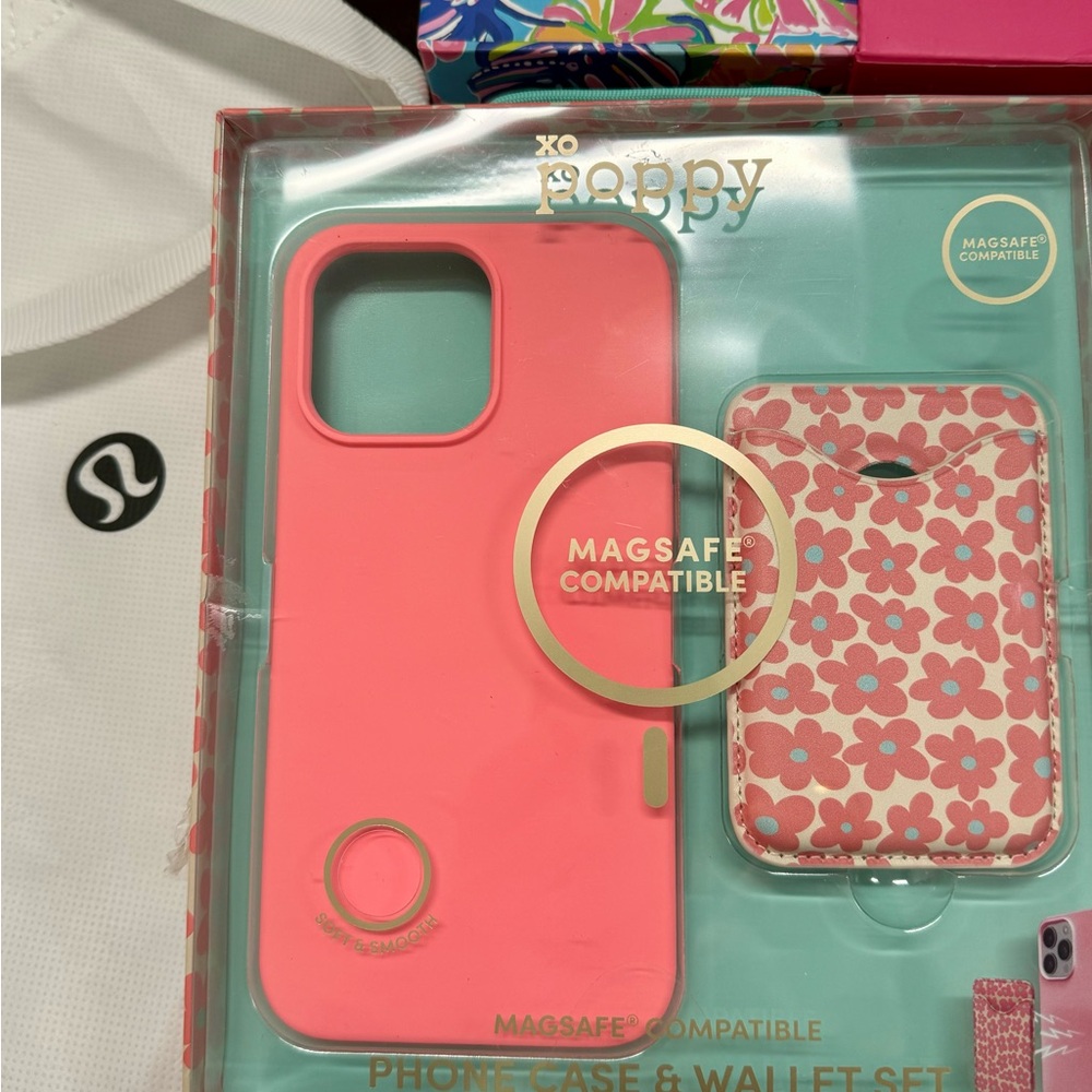 XO Poppy 
I phone 14 pro max 
MagSafe Compatible Phone Case & Wallet Set - Pink